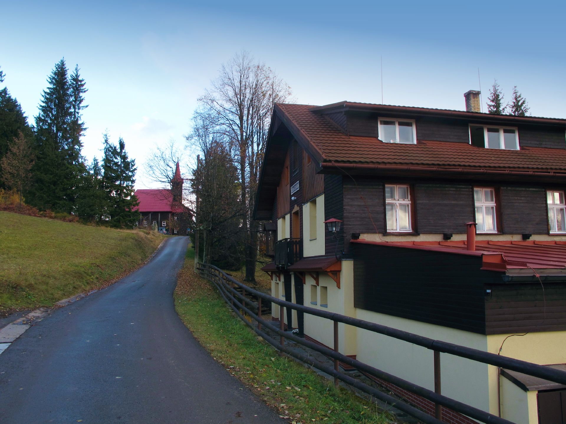 Staré Hamry - Gruň, Górska chata turystyczna Dom św. Józefa na Gruniu - 