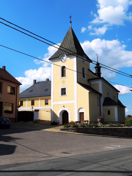 Heřmanov u Křižanova, Fara Heřmanov - Pohled na areál fary s Kostelem sv. Mikuláše
